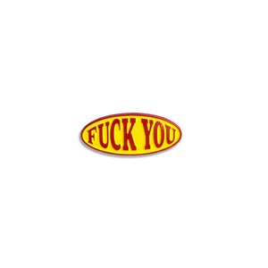 Op de afbeelding: Ovale pin met de woorden "FUCK YOU" in dikke, gele letters. De letters zijn omlijnd in rood en de pin heeft een gele rand. De pin is geplaatst tegen een witte achtergrond.