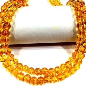 Peut inclure: Un collier de perles de citrine jaune dor&eacute;, enfil&eacute;es pour former un collier. Les perles sont rondes et ont une finition lisse et polie.