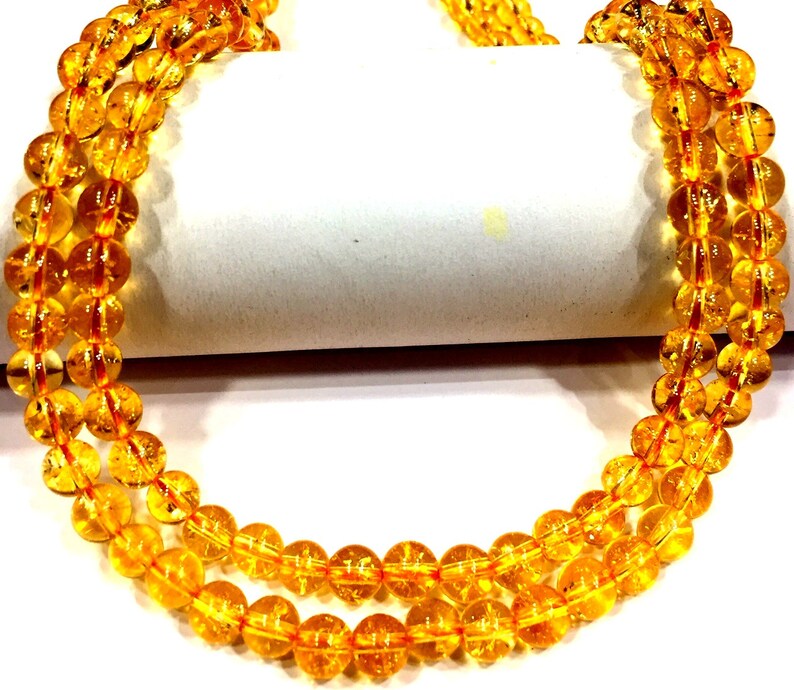 Peut inclure: Un collier de perles de citrine jaune dor&eacute;, enfil&eacute;es pour former un collier. Les perles sont rondes et ont une finition lisse et polie.