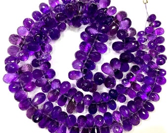 Puede incluir: Cadenas de cuentas de piedras preciosas de amatista facetadas en varios tonos de púrpura. Las cuentas en forma de lágrima están ensartadas, ideales para la creación de joyas. Las piedras tienen una superficie pulida.