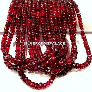 Puede incluir: Una hebra de cuentas de piedras preciosas de color rojo intenso. Las cuentas son facetadas y tienen una forma ligeramente irregular. La hebra mide aproximadamente 45 cm de largo.