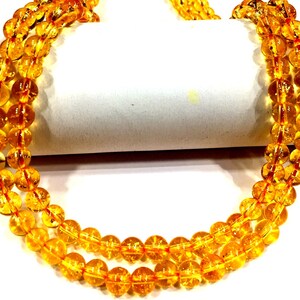 Peut inclure: Un collier de perles de citrine jaune dor&eacute;, enfil&eacute;es pour former un collier. Les perles sont rondes et ont une finition lisse et polie.