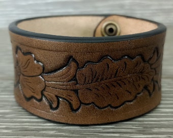 Bloemenarmband van handgemaakt gelooid leer, breed, bruine leren manchetarmband, leren armband, bruine leren gepersonaliseerde herenmanchetarmband