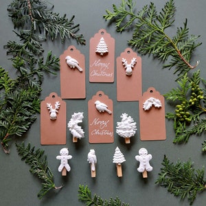 Set di confezioni regalo natalizie, etichette e mollette natalizie con decorazioni natalizie, set da 12, decorazione per carta da regalo, idee per confezionare regali, mollette con decorazioni