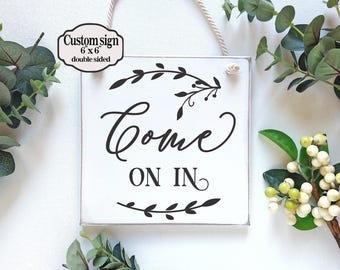 Cartello in legno bifacciale "Come on" (Entra) e targa reversibile per porta con testo personalizzato.