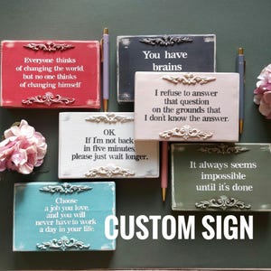 Kundenspezifisches Zitat hölzernes Zeichen, motivierende Schreibtischdekor, kundenspezifische Tischplatte oder Regalzeichen, positive Affirmationsgeschenk