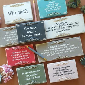 Personalisiertes Holzschild, Personalisiertes Schreibtischdekor, Positivitätszitate für Regal, Mitarbeitergeschenk