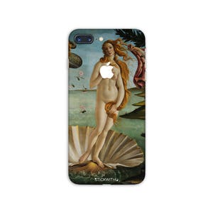 Op de afbeelding: Een telefoonhoesje met een schilderij uit de Renaissance van een vrouw die op een schelp staat. De vrouw is naakt en heeft lang, golvend blond haar. De achtergrond is een landschap met een blauwe lucht en groene bomen.
