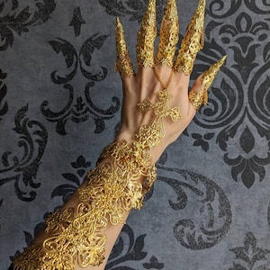 Arm jewel, hand armor chain and fully articulated armor fingers, gold color! Full set.