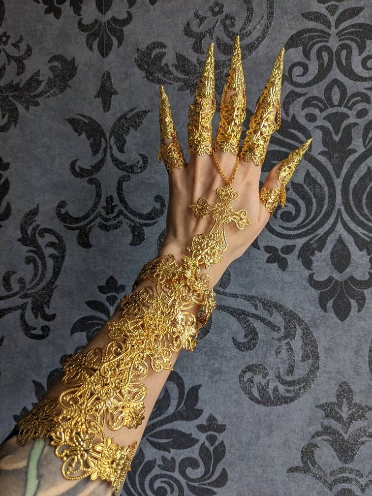 Arm jewel, hand armor chain and fully articulated armor fingers, gold color! Full set.
