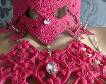 2-delige set: chokerhalsband, keelpantser, ruches kant + uniseks lichaamsharnasriem. Fuchsia roze metaal en hars