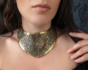 Brustpanzer-Halskette, mittelalterlicher Halskragen, Halsschmuck aus Metall, barocker Halsring, gotisches Halsband, heraldisches Löwenwappen, Medievalcore