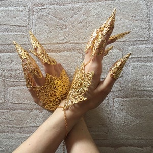 Twee handpantserhandschoenen en 10 vingerpantsers, gelede vingerringen gouden metalen spijkerklauwen complete set afbeelding 1