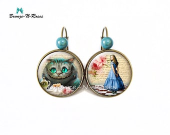 Boucles d'oreilles Alice et le chat cabochon dormeuses