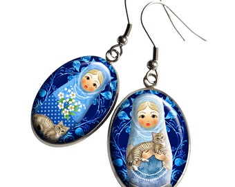Boucles d'oreilles Matriochka fleurs bleues et son chat cabochon bijou fantaisie poupées Russes verre