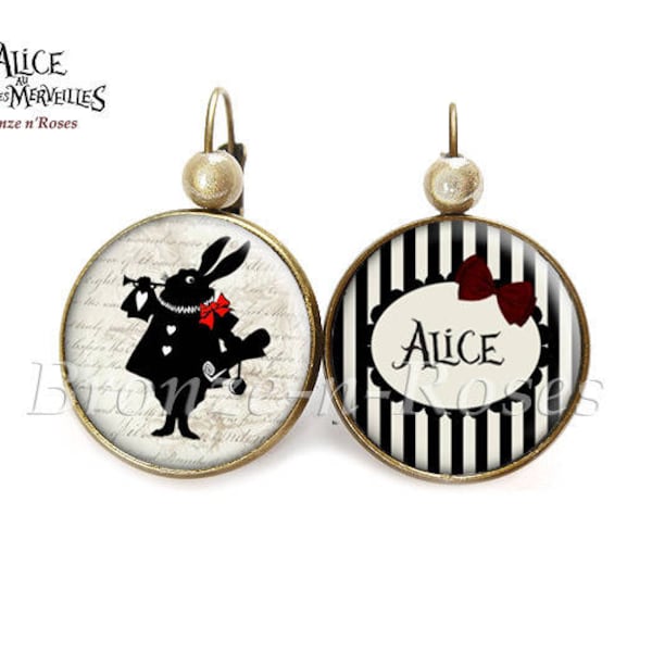 Boucles d'oreilles Alice in Wonderland cabochon beige bronze lapin à la trompette verre dormeuses