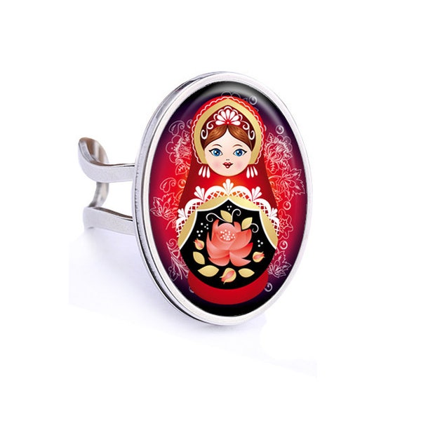 Bague Matriochka motif traditionnel russe rouge noir cabochons poupées russes