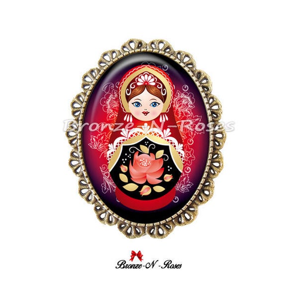 Broche épingle " matriochka " motif traditionnel russe rouge noir cabochons poupées russes verre