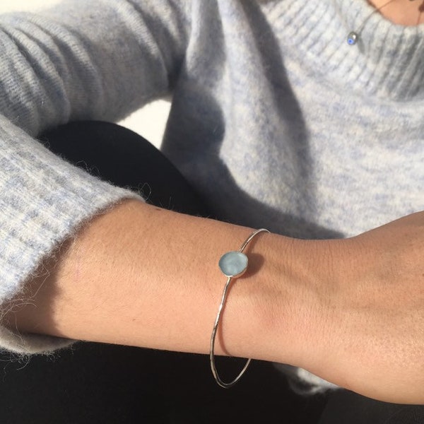 Sterling Silver Sea Glass Set Bangle. Large Centre Piece Bangle, Rustic Jewellery, Sea Glass Bracelet, Sustainable Fashion Bracelet, Ethical