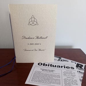Réplica de la tarjeta fúnebre y obituario de Prue de Charmed Prop