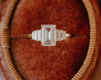 2ct Emerald Cut Moissanite verlovingsring/14K gouden ring/Art Deco Vintage Ring/unieke Moissanite belofte ring/Sevan stenen ring/trouwring