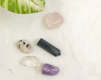 Pet Crystals - Set of Amethyst, black tourmaline , Moonstone, Clear Quartz, Rose Quartz - Promote Health and Happiness in Your Pets