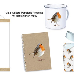 Pu&ograve; includere: Un set di prodotti di cartoleria con un'illustrazione di pettirosso. Il set include una tazza, un quaderno, carta da regalo e un biglietto d'auguri. I prodotti sono tutti marroni e bianchi con un'illustrazione di pettirosso.