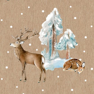 Pu&ograve; includere: Un'illustrazione ad acquerello di un cervo marrone con grandi corna in piedi in una foresta innevata. Due pini sono coperti di neve e un cervo pi&ugrave; piccolo &egrave; sdraiato nella neve.
