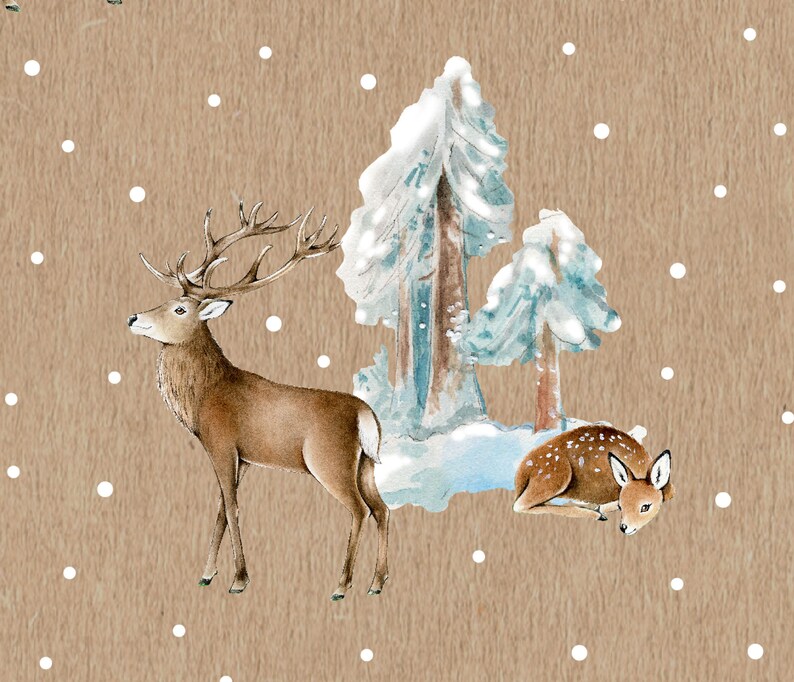 Pu&ograve; includere: Un'illustrazione ad acquerello di un cervo marrone con grandi corna in piedi in una foresta innevata. Due pini sono coperti di neve e un cervo pi&ugrave; piccolo &egrave; sdraiato nella neve.