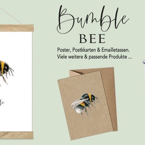 Pu&ograve; includere: Un set di prodotti con un'illustrazione ad acquerello di un bombo. Il set include un poster, un biglietto d'auguri e una tazza smaltata. Il testo "Bumble BEE" &egrave; presente sul poster e sul biglietto. Il testo "Poster, Postkkarten & Emailletassen. Viele weitere & passende Produkte..." &egrave; presente sul poster.