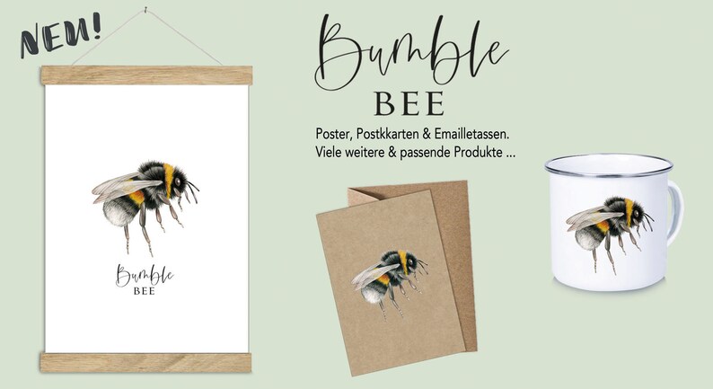Pu&ograve; includere: Un set di prodotti con un'illustrazione ad acquerello di un bombo. Il set include un poster, un biglietto d'auguri e una tazza smaltata. Il testo "Bumble BEE" &egrave; presente sul poster e sul biglietto. Il testo "Poster, Postkkarten & Emailletassen. Viele weitere & passende Produkte..." &egrave; presente sul poster.