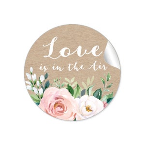24 STICKER Geschenkaufkleber zur Hochzeit "Love ist in the Air" -  Kraftpapier Look Rosen apricot weiß grün Eukalyptus