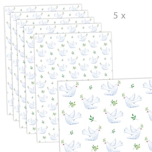Könnte beinhalten: Ein Set mit 5 weißen Geschenkpapierbögen mit einem sich wiederholenden Muster aus weißen Tauben, die grüne Olivenzweige auf weißem Hintergrund tragen. Der Text "5x" ist in Schwarz in der oberen rechten Ecke des Bildes gedruckt.