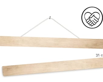 Könnte beinhalten: Zwei hängende Holzregale mit einer weißen Schnur, die an einem Haken befestigt ist. Das obere Regal ist 31 cm lang.