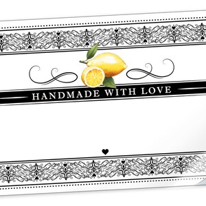 Può includere: Un'etichetta bianca con un bordo nero e un design decorativo in bianco e nero. L'etichetta ha uno striscione nero con il testo "HANDMADE WITH LOVE" e un'illustrazione di limone.