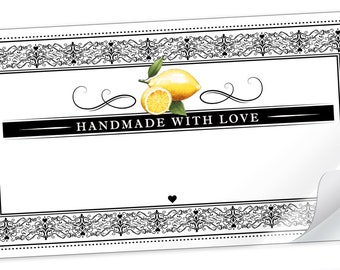 Può includere: Un'etichetta bianca con un bordo nero e un design decorativo in bianco e nero. L'etichetta ha uno striscione nero con il testo "HANDMADE WITH LOVE" e un'illustrazione di limone.