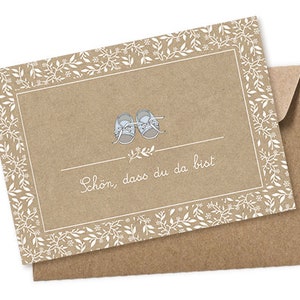 Baby Postkarte zur Bekanntgabe einer Geburt als Geschenk, Babykarte A6 mit Umschlag Motiv: Schuhe Blau Natur Kraftpapierkarton