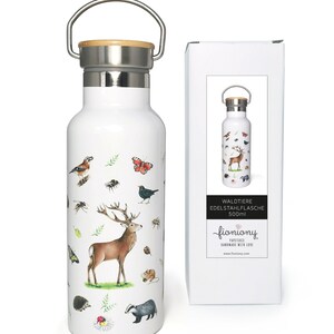 May include: White stainless steel water bottle with a bamboo lid and a carrying handle. The bottle features a colorful illustration of forest animals, including a deer, birds, butterflies, and insects. The bottle is 500ml and is packaged in a white box with the text "Waldtiere Edelstahiflasche 500ml" and the brand name "fioniony".