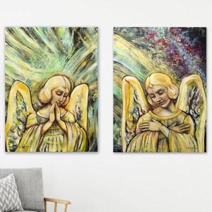 Peut inclure: Deux peintures d'anges aux ailes et aux halos dorés. Les anges sont représentés les mains jointes en prière. Les peintures ont un fond coloré avec des nuances de vert, de jaune et de bleu.