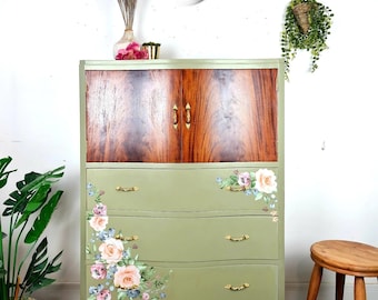 Mueble de lino verde vintage con diseño floral. Se vende disponible por encargo.
