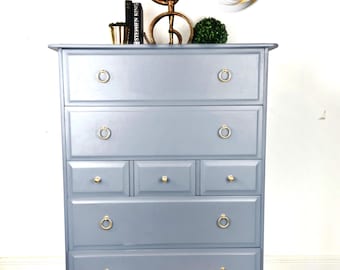 VENDIDO, disponible por encargo, cómoda alta Stag Minstrel, muebles grises. Muebles de dormitorio modernos.