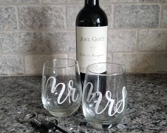 Mr & Mrs wine glasses | newlywed gift