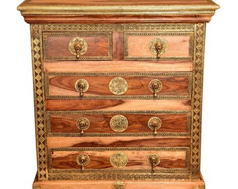 Orientalische Kommode Malek mit 5 Schubladen aus Massivholz Messing verziert | Kolonialstil Holz Anrichte Sideboard in Gold Braun | MA70-140