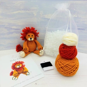 Puede incluir: Un kit de crochet para hacer un le&oacute;n beb&eacute;. El kit incluye hilo naranja, rojo y blanco, relleno y una aguja. El kit tambi&eacute;n incluye un patr&oacute;n para el le&oacute;n. El patr&oacute;n se titula "Baby Lion" y dice "original design from Two Woolly Wonders".