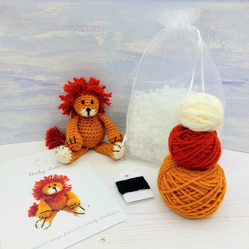 Puede incluir: Un kit de crochet para hacer un le&oacute;n beb&eacute;. El kit incluye hilo naranja, rojo y blanco, relleno y una aguja. El kit tambi&eacute;n incluye un patr&oacute;n para el le&oacute;n. El patr&oacute;n se titula "Baby Lion" y dice "original design from Two Woolly Wonders".