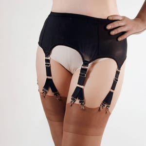 Adjustable Nylon Power Mesh Garter Belt – 6 Straps with 10 Clips – Black Spandex & Mesh – Retro Suspender Belt for Stockings