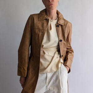 Trench long vintage en cuir marron clair – Élégance intemporelle
