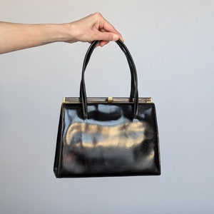 1980er Jahre Damen schwarzes glänzendes Leder Clutch Handtasche