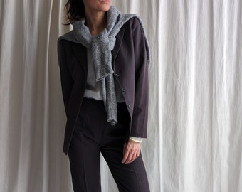 Ensemble costume gris foncé vintage des années 90 avec pantalon plissé chic