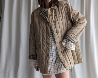 Chaqueta acolchada beige vintage con botones delanteros